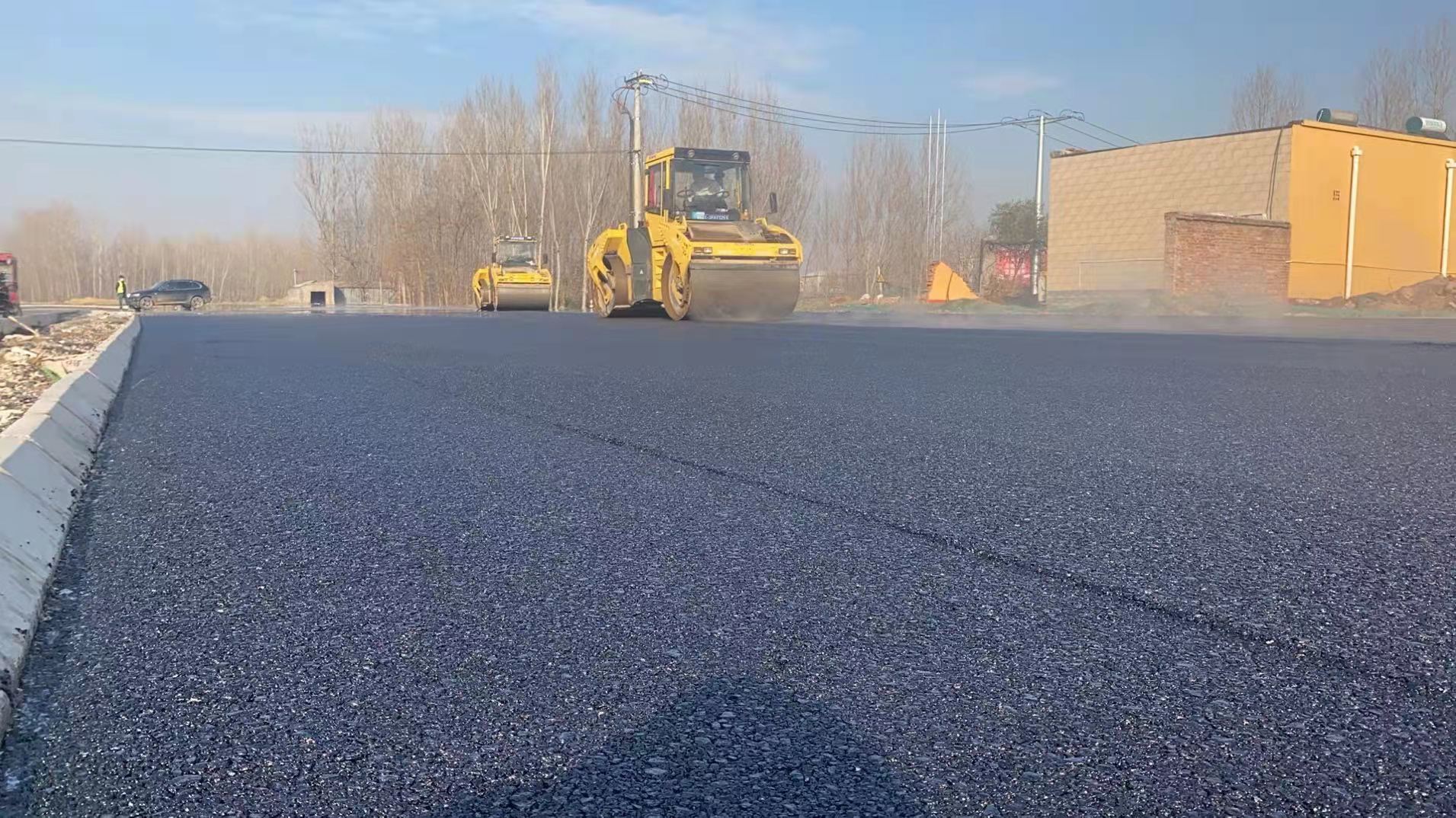 冬季給公路施工鋪設(shè)瀝青，拌合溫度是否需要做調(diào)整？北京瀝青路面施工